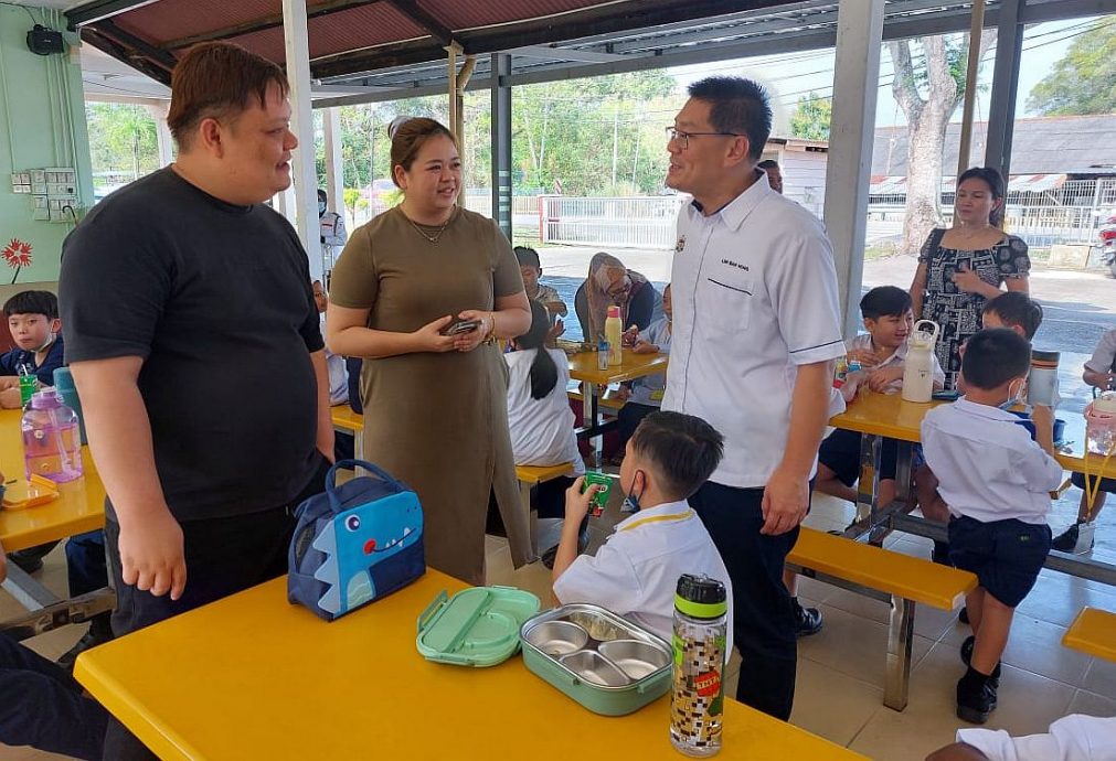 （古城封面主文）新学年开课 友族同胞热爱将孩子送入华小就读