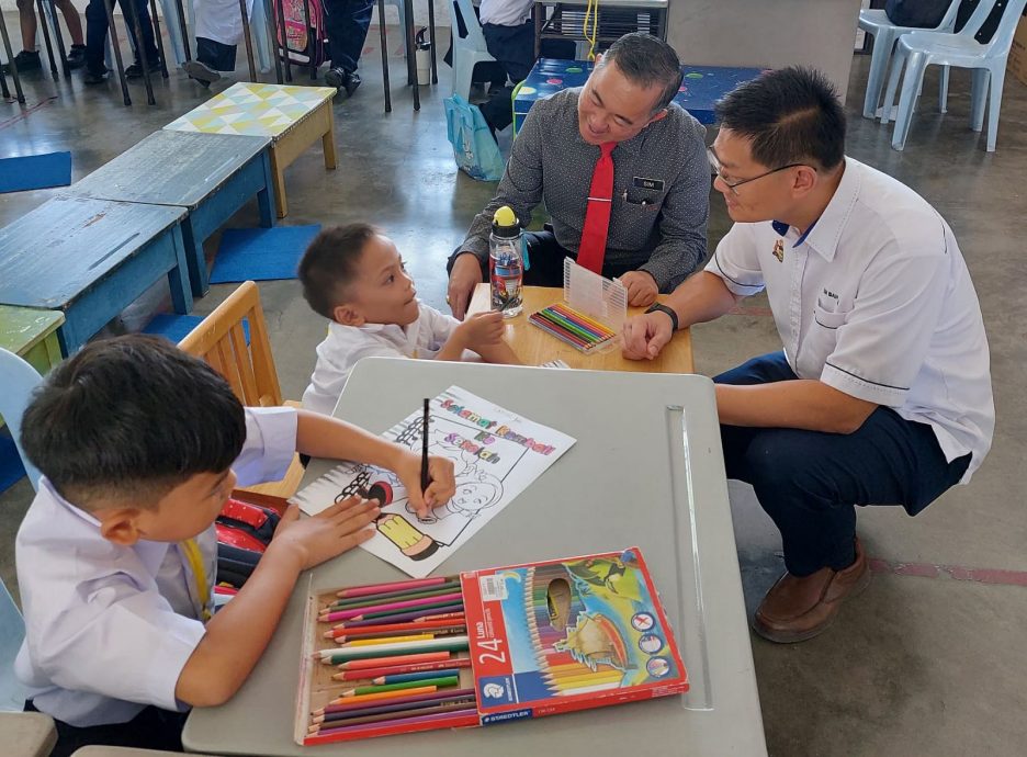 （古城封面主文）新学年开课 友族同胞热爱将孩子送入华小就读