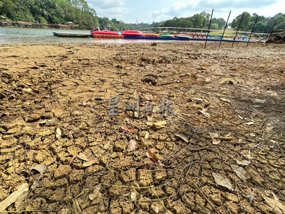 （古城封面主文）爱极乐湖水减少 地面龟裂引热议