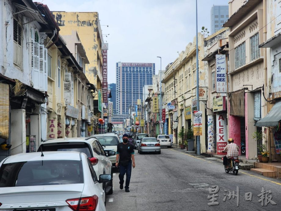 （古城封面副文）车辆从天猛公路及新路逆向驶上曾昆清桥，险象环生