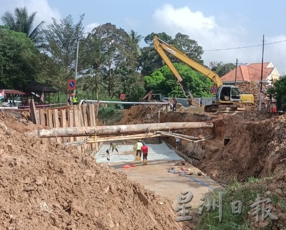 （古城第六版主文）封锁进出新邦木阁小镇的主干道路  交通不便