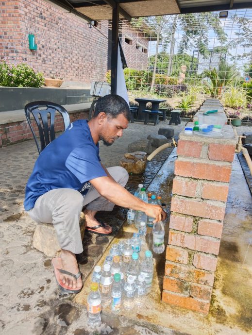  （大北马）㐷莫新村居民自行发动筹款到山上拉水管取山水使用