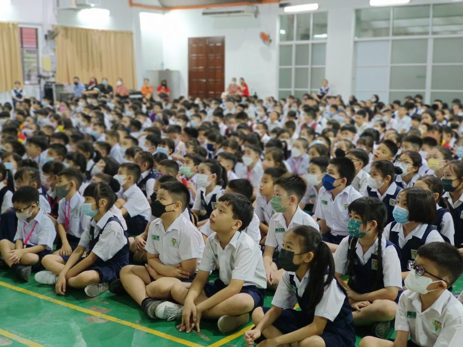 （大北马）吉华S校今年全校20间课室全面采用空调设备，学生不必担心酷热天气，影响学习进度。