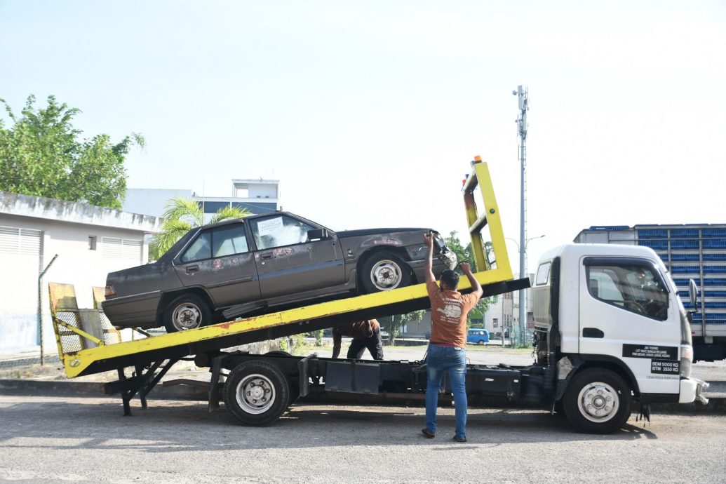 （大北马）居林市议会拖走5废置轿车