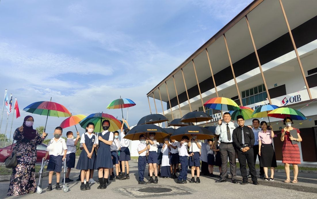 （大北马）开学首日：培智校长教新生用伞，打好防暑第一仗！