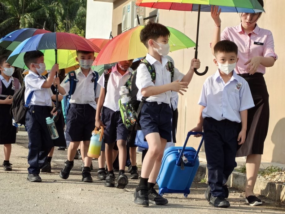 （大北马）开学首日：培智校长教新生用伞，打好防暑第一仗！