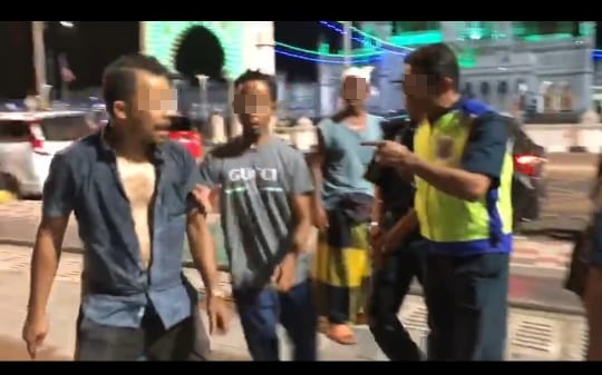 （大北马）罗士打市政厅执法员到亚罗士打市中心广场取缔违例摆摊的小贩时，双方发生争执和肢体碰撞，其中2名男子被警方逮捕受查。