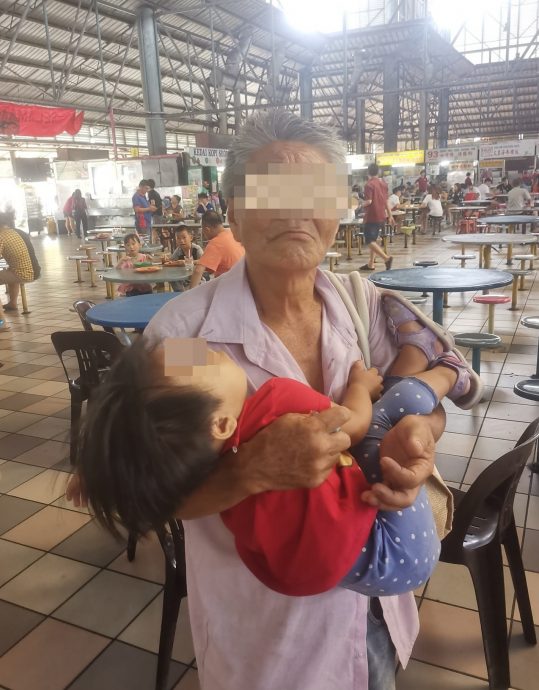（大北马）老翁抱女童小贩中心行乞，被拍照上网引起热议