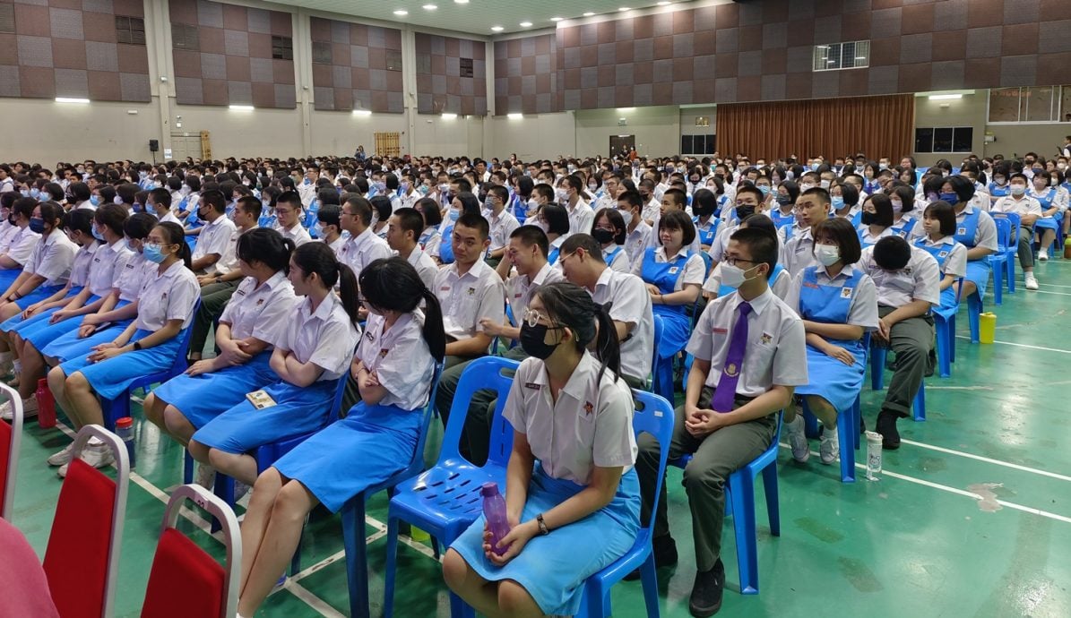 （大北马）董荣山校长说，近年来，平均每年都有500名老师选择提早退休，造成国内中小学师资短缺的主因之一。