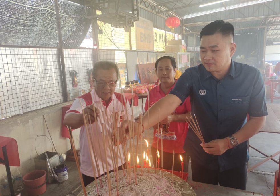 （大北马）黄佳祯巡视西岭财神爷庙临时神坛，抛砖引玉宣布拨款2万令吉助重建