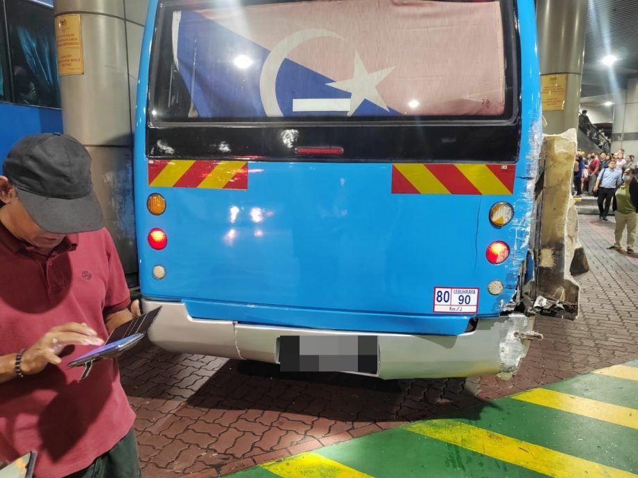 （已签发）全国：新山关卡厂巴倒车撞公巴副文2：一名28岁女乘客送院治疗