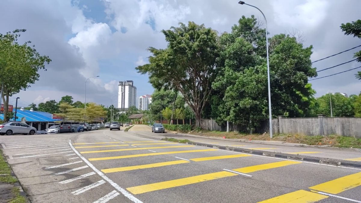 （已签发）柔：【民生特工队】哥文茶路沟盖崩塌，坑洞深陷危及路人