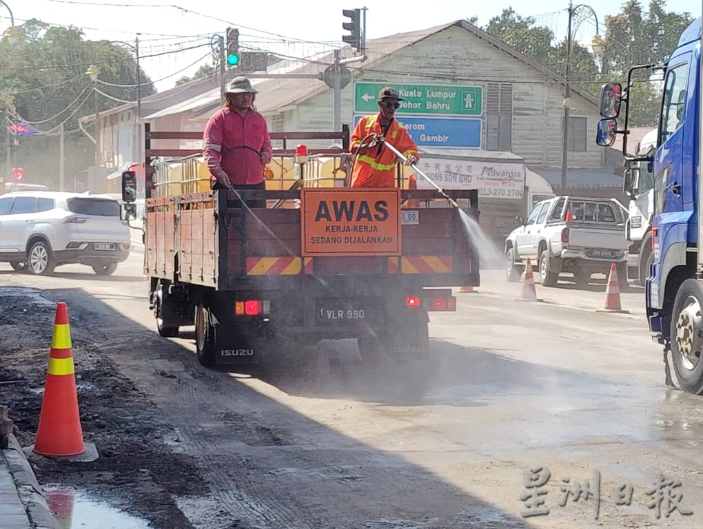 （已签发）柔：民生特工队：铺路工程导致“尘埃弥漫” 商民盼当局加快速度竣工