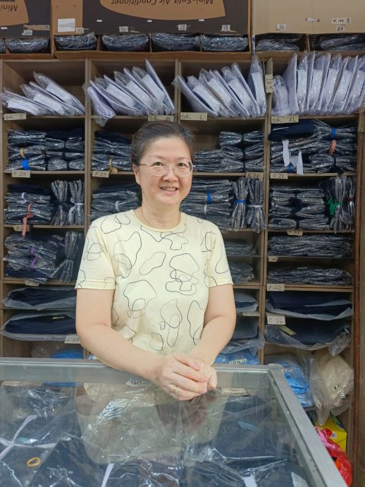 （已签发）柔：特稿：农历年刚过家长荷包还未“回血”与新校服指南等因素　开学用品市场热不起