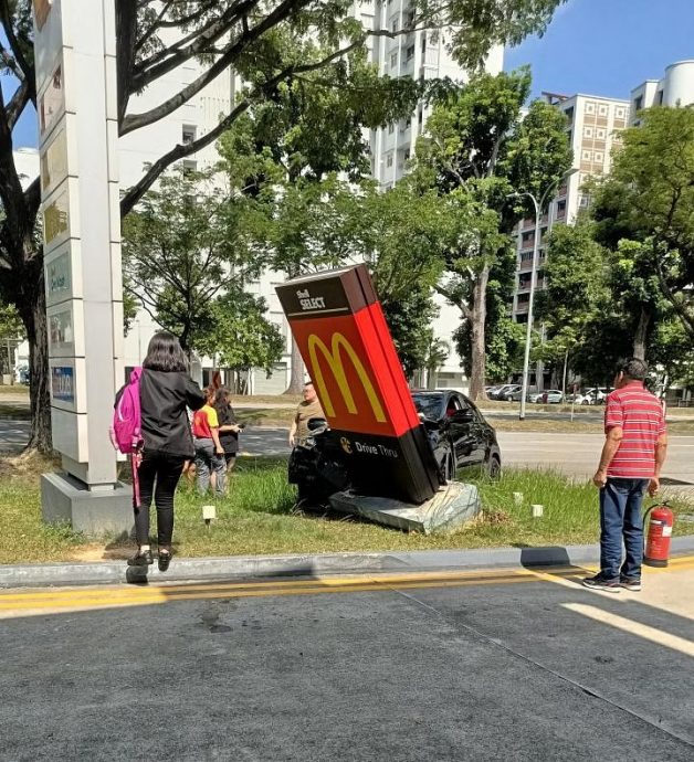 （已签发）柔：狮城二三事：汽车失控冲路肩 撞油站麦当劳广告牌