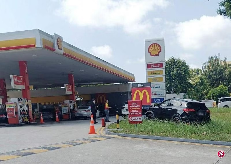 （已签发）柔：狮城二三事：汽车失控冲路肩 撞油站麦当劳广告牌