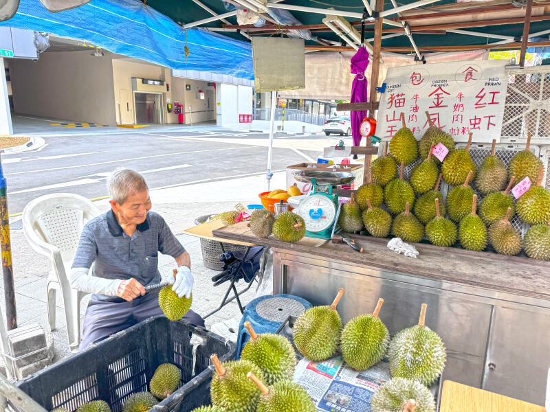 （已签发）柔：狮城二三事：街边卖榴梿逾60年　91岁阿伯不言休