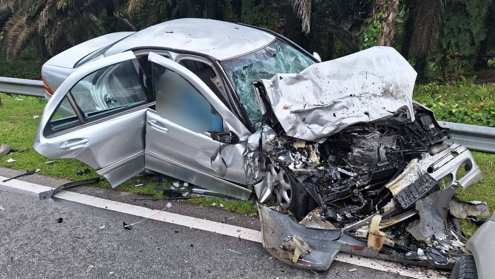 （已签发）柔：货卡与轿车相撞 2华裔司机当场伤重身亡