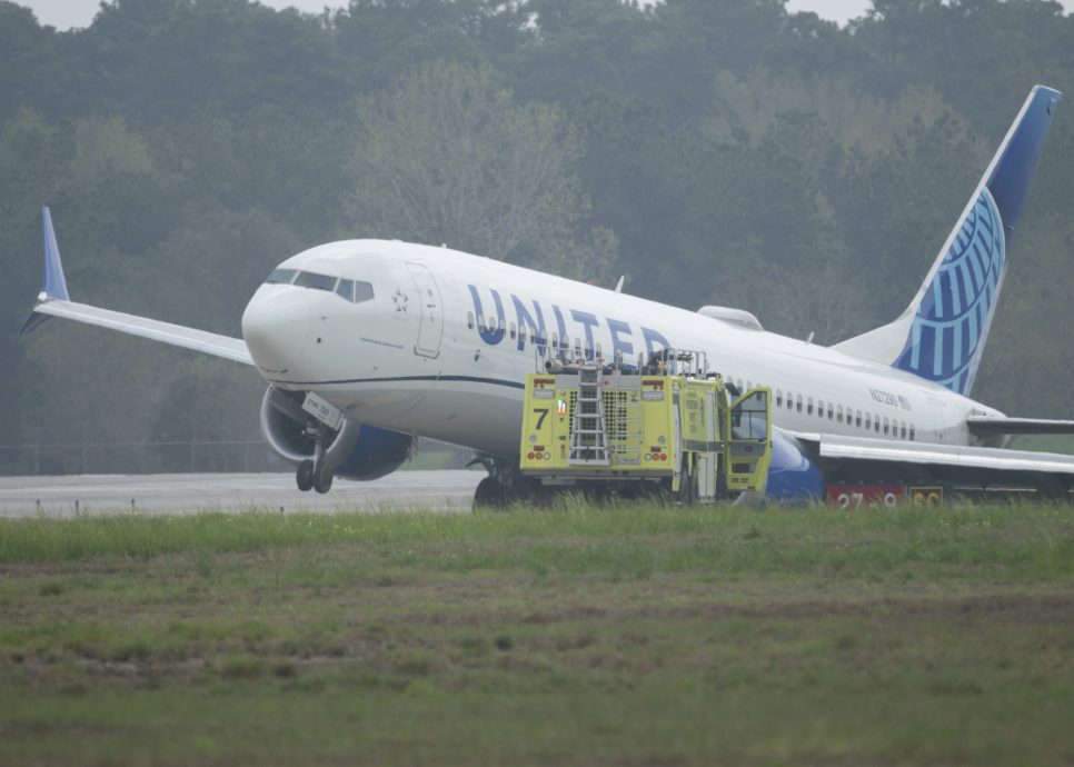 （视频）美联航客机降落后滑出跑道　 全机疏散无人受伤