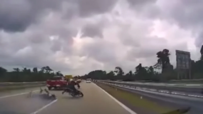 视频 | 空中飞人“保龄球”翻车！摩托骑士险被碾毙