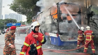谷中城附近  载7乘客巴士突然起火！