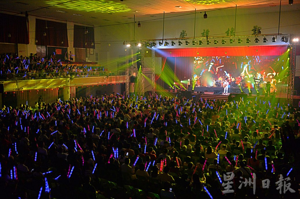 NS芙蓉/杜韩念首站说唱会大获成功，1500人组成“星海”点亮芙中礼堂