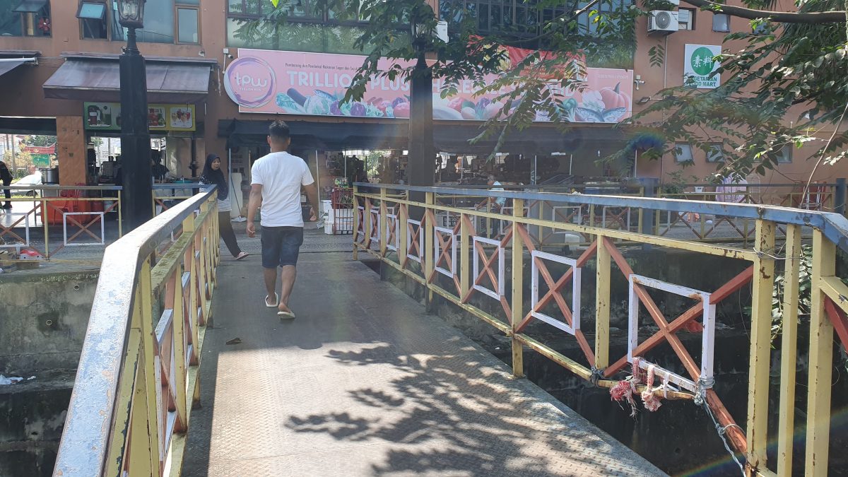 NS芙蓉/芙蓉公市行人桥断裂扶手虽已修复，但贩商仍担心安全隐患