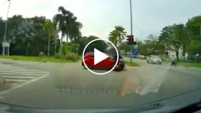 视频 | 67岁摩托车骑士遇车祸身亡 轿车闯红灯撞人画面曝光