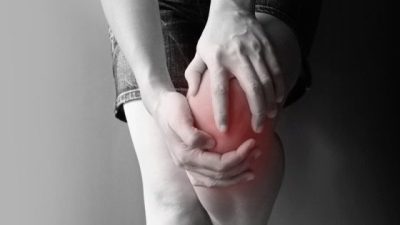 膝盖肿胀关节炎表现之一 冰敷 用药 服保健品助消肿
