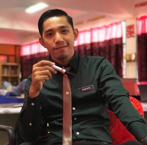 27岁马来男教师掌握6种语言 精通中文 