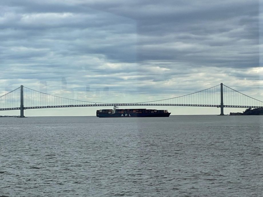 8.9万吨青岛号货柜轮失动力 险撞纽约另一座大桥