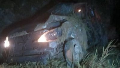 车失控翻覆 2乘客伤 . 华裔司机抛出车外丧命