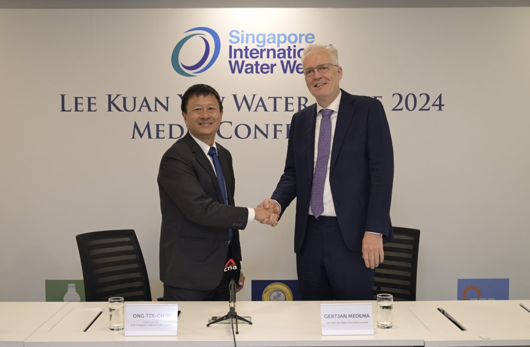 (From Left) Mr Ong Tze-Ch’in, Chief Executive, PUB, Singapore’s National Water Agency congratulated the Lee Kuan Yew Water Prize 2024 Laureate, Professor Gertjan Medema, Principal Microbiologist of the KWR Water Research Institute.