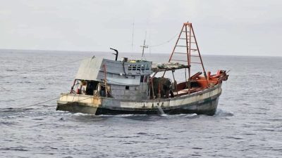 非法闯我国海域 3船员渔船扣查