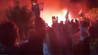示威者斥“史上最差总理”在涅坦雅胡家门外 焚烧逾越节餐桌抗议