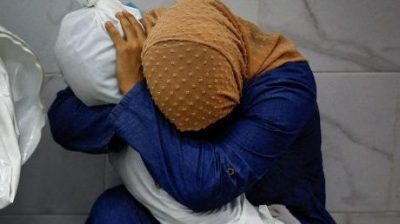 《巴勒斯坦妇女拥抱姪女尸首》荣获2024世界新闻摄影奖