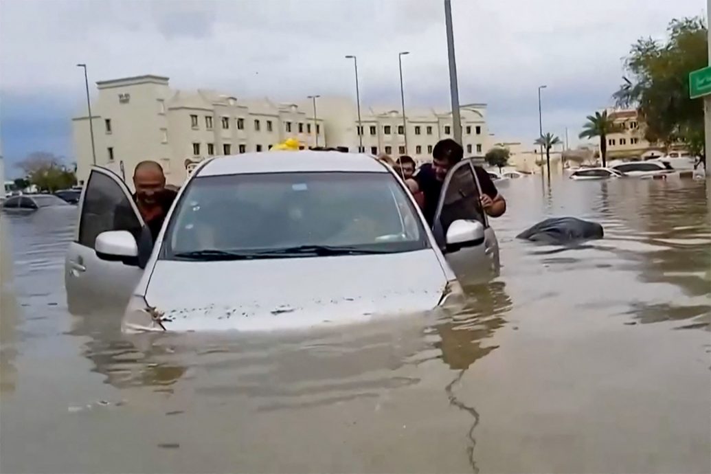 一天下了两年的雨 阿联酋破纪录暴雨引发内涝 机场运作大受影响