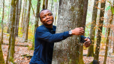 一小时拥抱1123棵树  获世界纪录认证第一人！