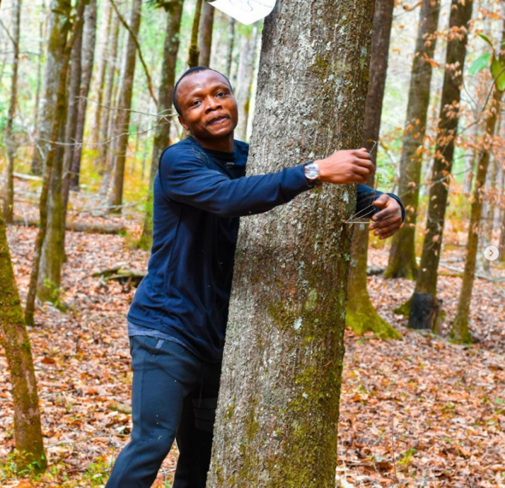 一小时拥抱1123棵树 获世界纪录认证第一人！