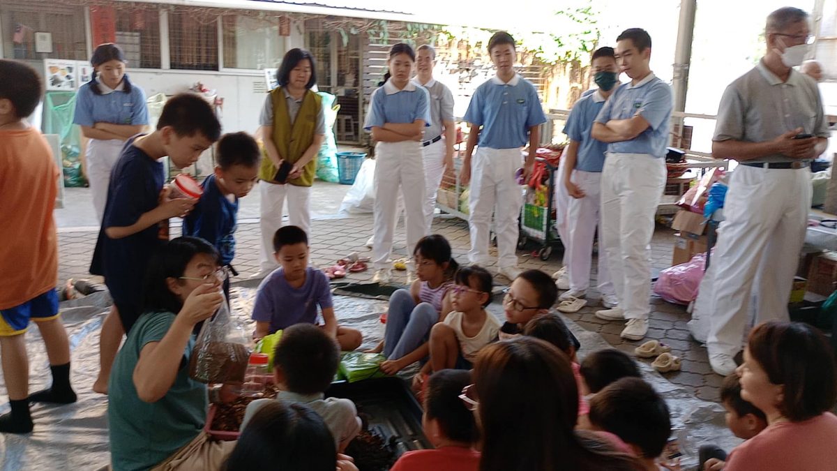 东5：丹州慈济人文学校与“绘玩一家”举办地球日活动，通过演绎绘本的形式向小朋友们传达环保理念。