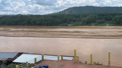 瓜拉吉赖河  干旱见底   露出大如足球场沙堆 