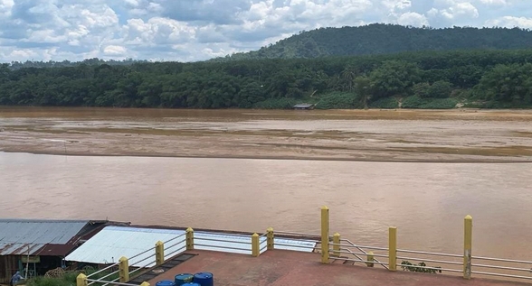 东：丹州干旱季节造成瓜拉吉赖河见底，露出有如一座足球场面积般大的沙堆。