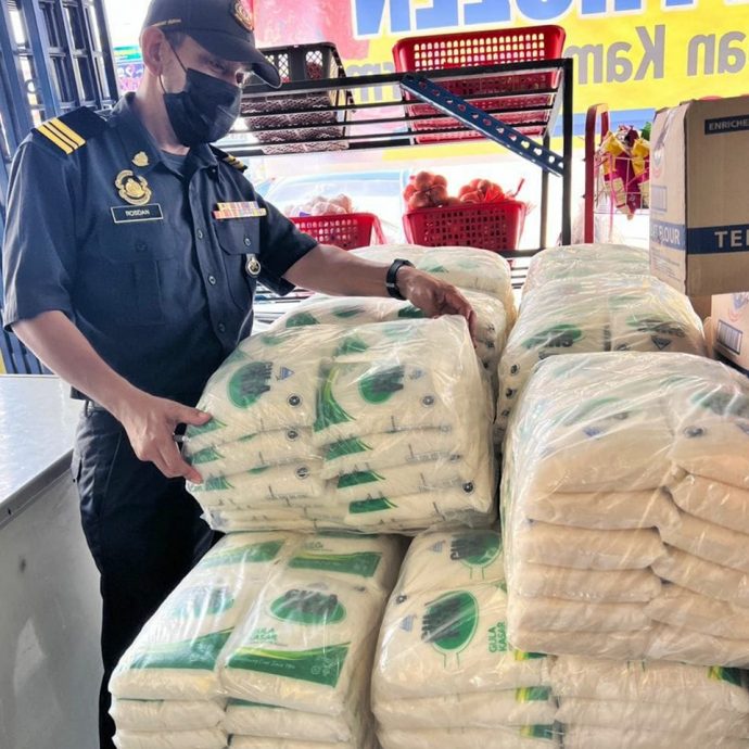东：丹州贸消局在哥打峇鲁的一间店里发现了私屯的2016公斤砂糖后马上充公。