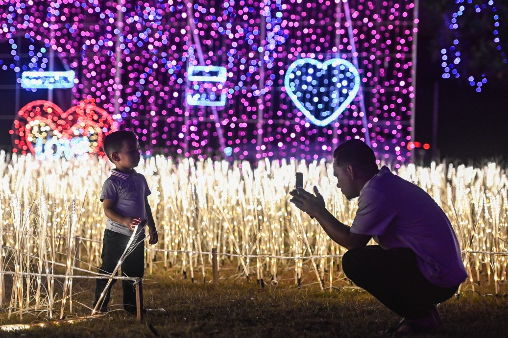 东：全马最大灯火展“露娜灯光嘉年华”来到瓜登，民众争相拍照打卡。