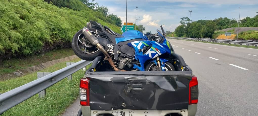 东：女子下车横过马来 货卡紧急刹车 尾随摩托车骑士直撞当场丧命