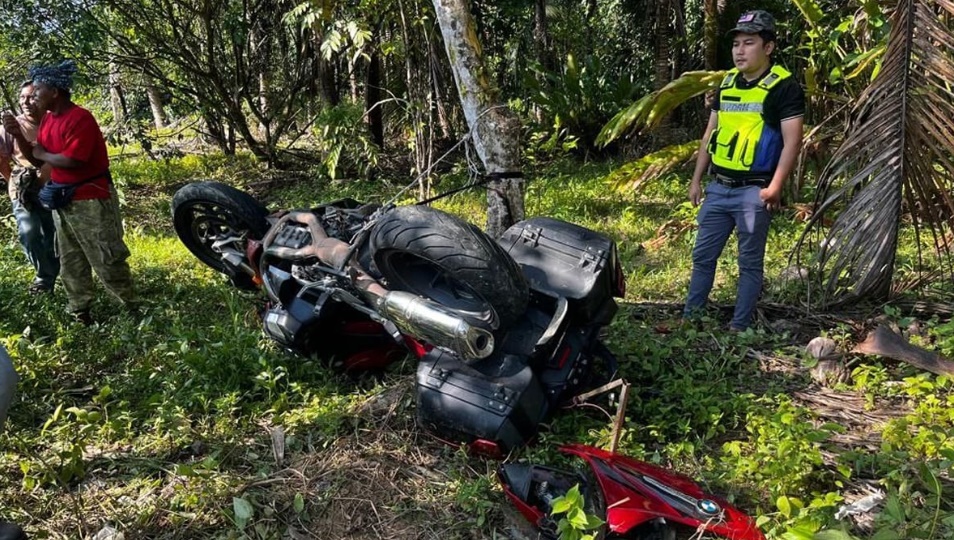 东：巫裔夫妇共骑重型摩托车失控撞树，双双毙命。