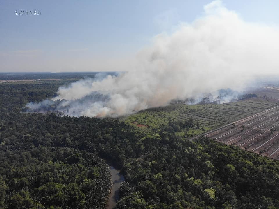 东：彭亨消防与拯救局局长拿督万莫哈末再迪指出，全彭在炎热天气的这段期间，共有180公顷森林遭遇火灾