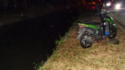 摩托车失控坠水道   骑士被冲走溺毙。