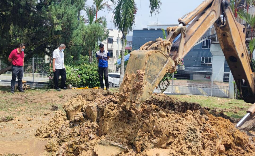 东：文德甲中华小学范围地下水管严重破裂