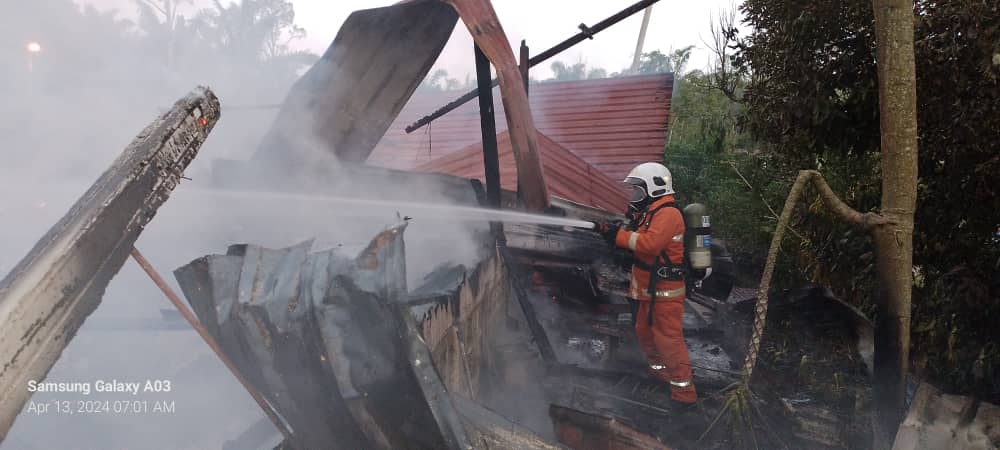 东：淡马鲁及而连突2民宅发生火灾，所幸无人伤亡。